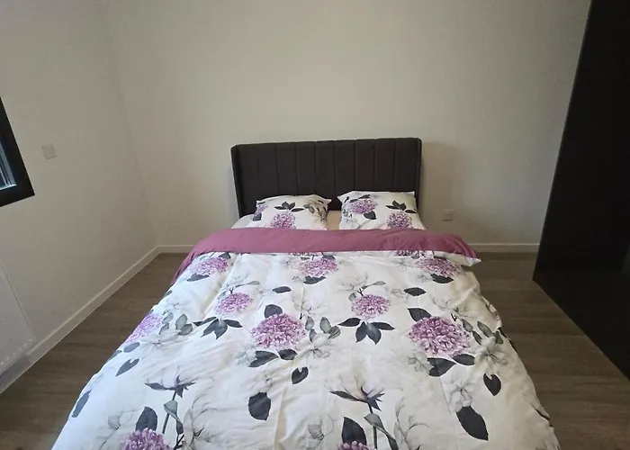 Dark Paradise Villa Mere