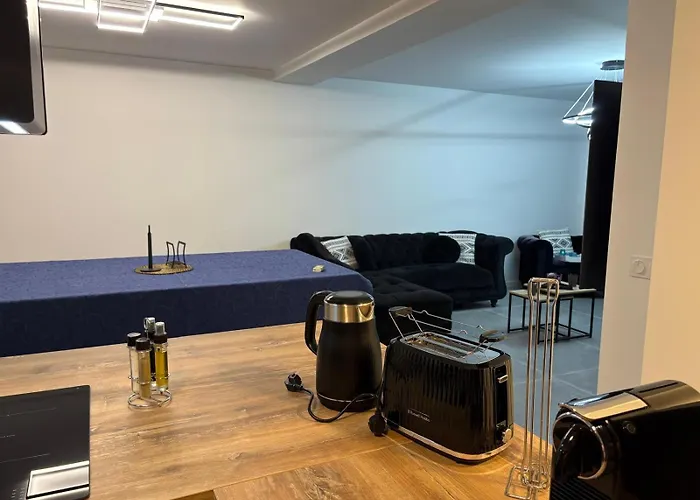 Dark Paradise Villa Mere